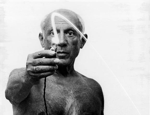 Picasso dibuja con luz
